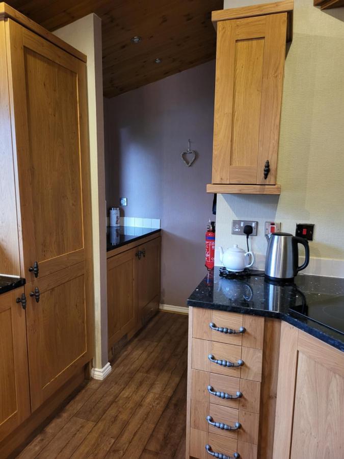 Cheerful 3 Bedroom Lodge At White Cross Bay Windermere Exterior foto