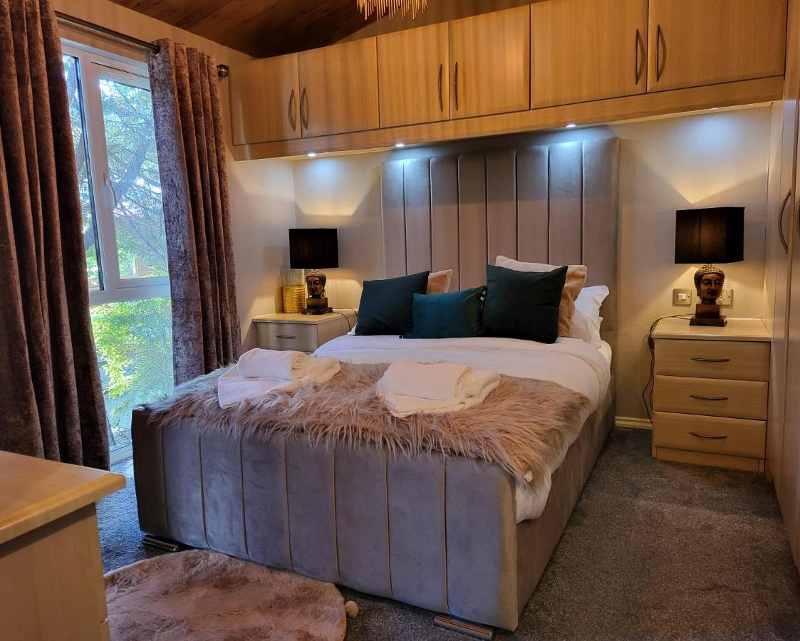 Cheerful 3 Bedroom Lodge At White Cross Bay Windermere Exterior foto