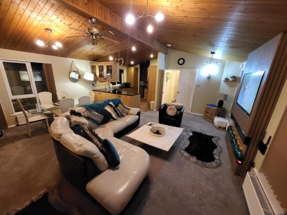 Cheerful 3 Bedroom Lodge At White Cross Bay Windermere Exterior foto